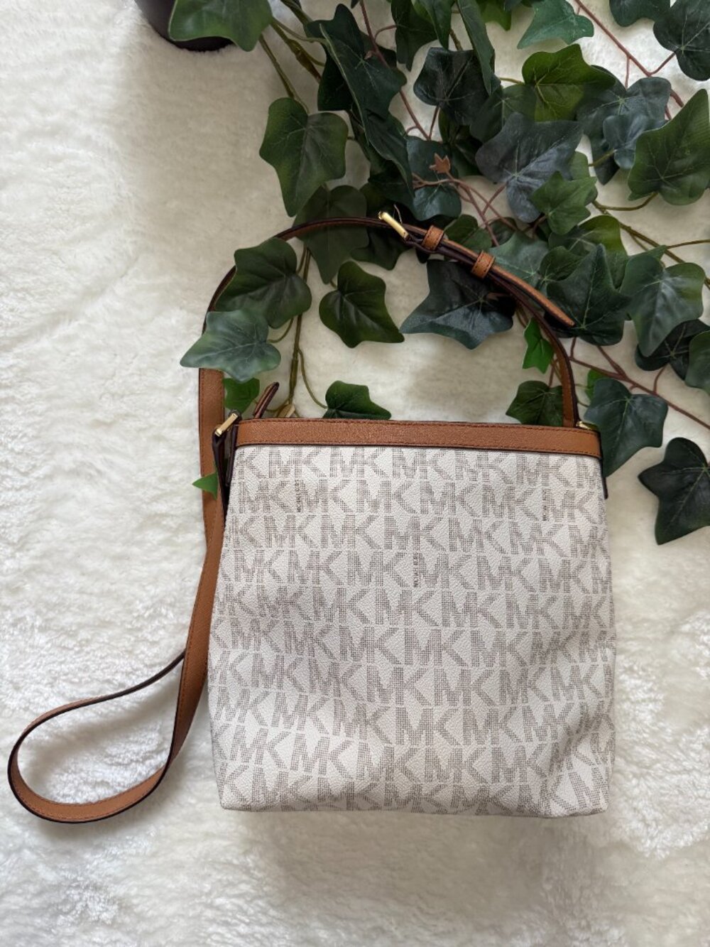 Michael Kors Vanilla MK Signature Crossbody Purse Bag - Picture 7 of 13